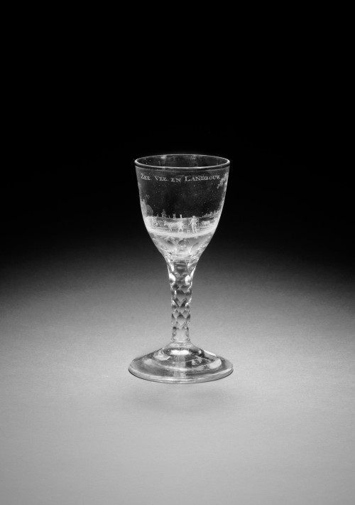 Een glas met diamant stippel gravure