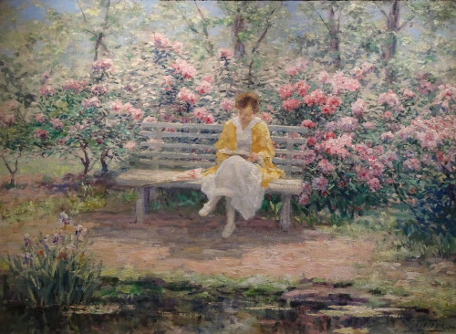 Lezende vrouw in een tuin